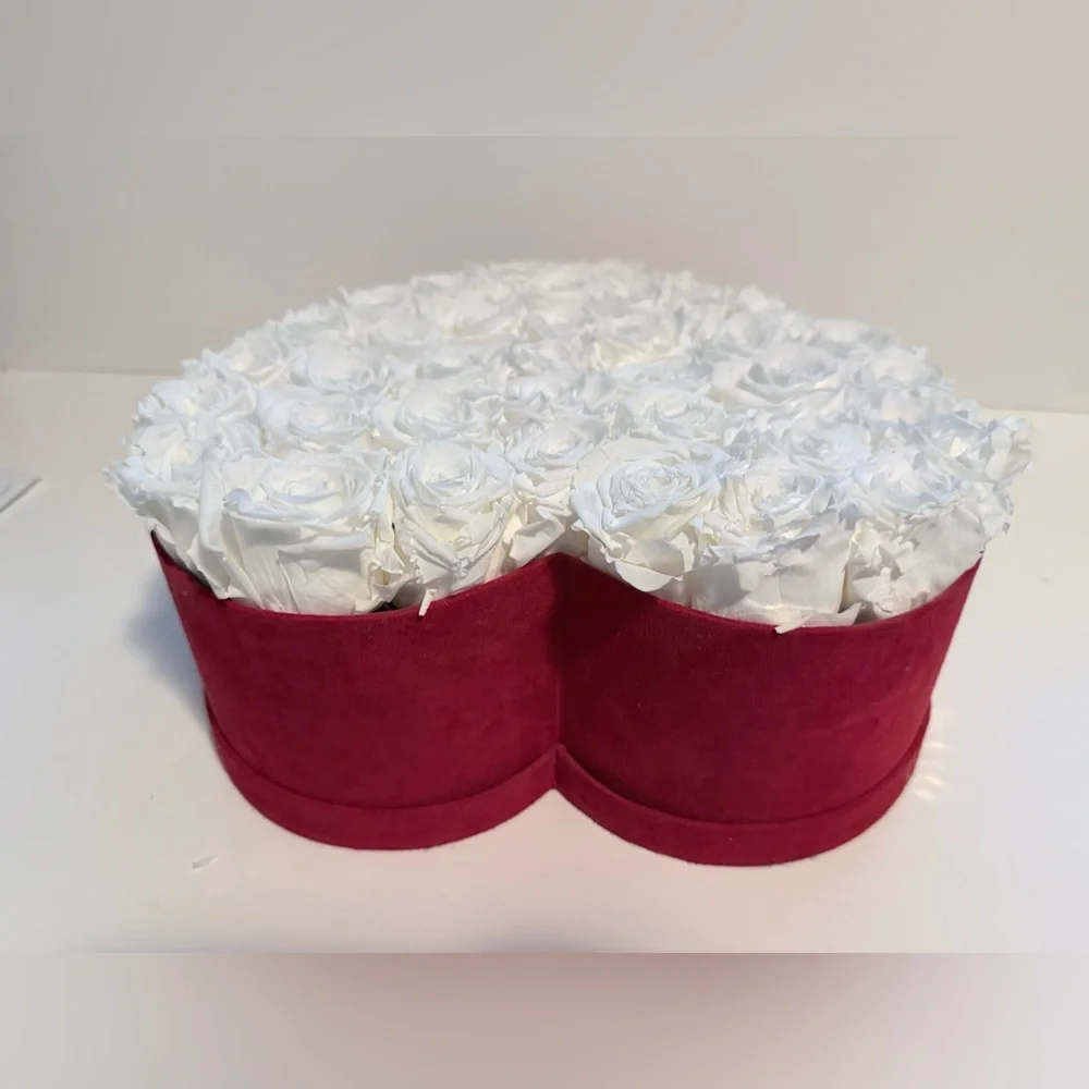 Venus Et Fleur Large Heart-Shaped Box with 36 Eternity White Roses - Picture 4 of 16